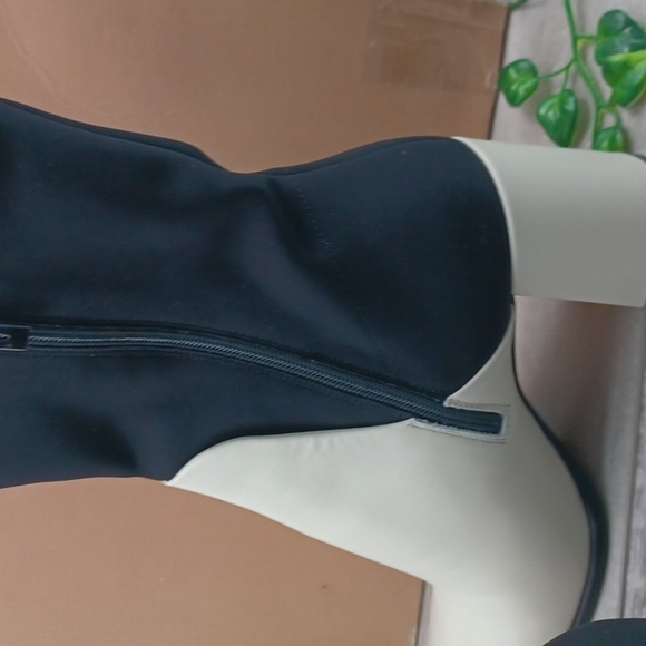 Via Spiga Devon Leather And Stretch Booties NIB Bloomingdales Exclusive - Picture 6 of 12